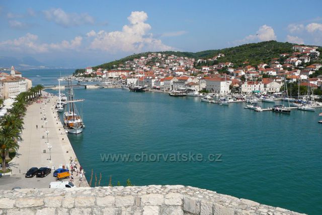 Trogir nábřeží Bana Berislaviča a ostrov Čiovo